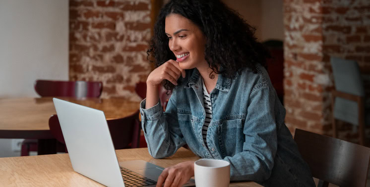 Gerente de negócios usando laptop e smartphone em ambiente de escritório, conceito de inovação e tecnologia para soluções fiscais e contábeis com Dootax.
