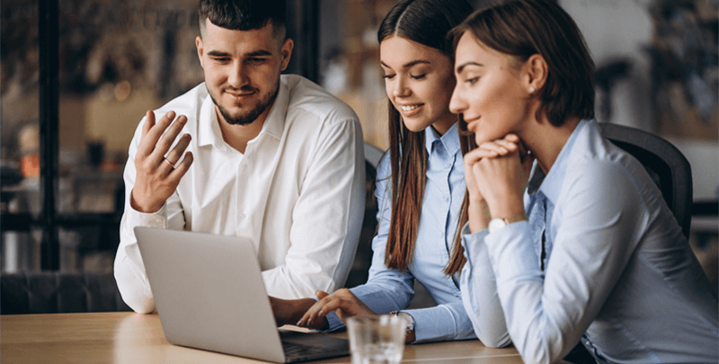 Homens e mulheres analisando documento digital em ambiente de escritório, foco em consultoria, gestão digital, soluções empresariais, inovação na gestão financeira e uso de tecnologia na contabilidade.
