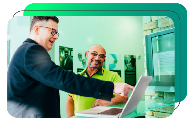 Profissionais de contabilidade analizando documentos fiscais em escritório moderno, representando serviços de consultoria tributária e soluções fiscais especializadas da Dootax em gestão financeira.