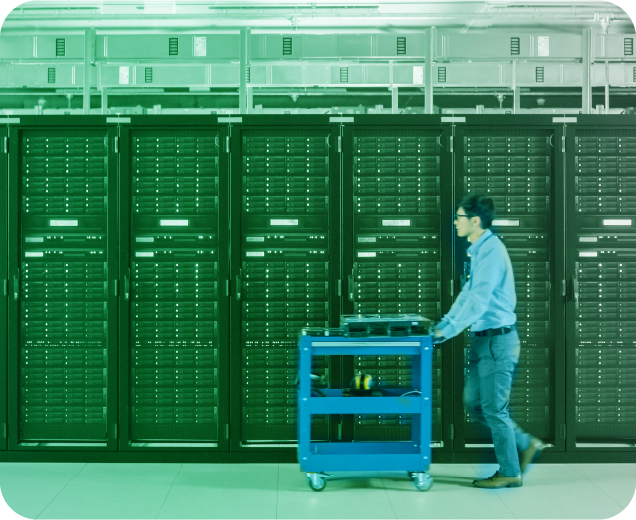 Servidores de data center em ambiente corporativo com técnico realizando manutenção, representando segurança de dados e infraestrutura tecnológica moderna.