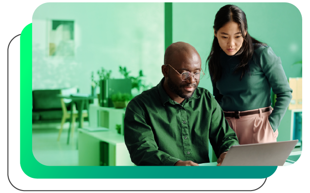 Profissionais de contabilidade analisando dados fiscais com computador, representando soluções de gestão tributária e inovação na área contábil.