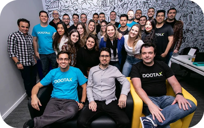 Profissional de equipe Dootax celebrando sucesso em soluções de tributação e impostos, promovendo inovação e eficiência para empresas na gestão fiscal e tributária no Brasil.