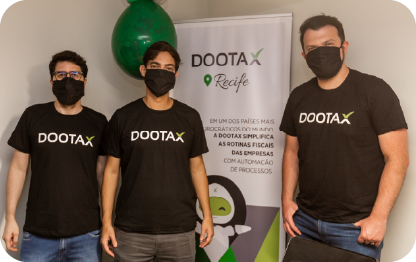 Soluções de automação fiscal e tributária Dootax, equipe de profissionais com camisas pretas e máscara, promovendo inovação e eficiência em processos fiscais no Brasil.