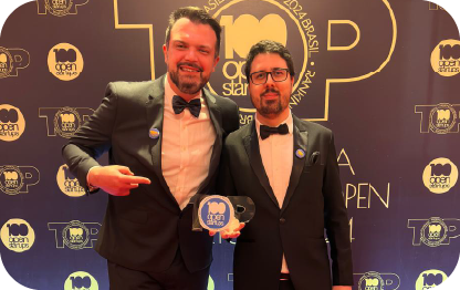 Profissional de tecnologia tributária recebendo prêmio na cerimônia do Dootax, destaque em soluções fiscais e digitais para empresas, evento com executivos de destaque do setor tributário no Brasil.