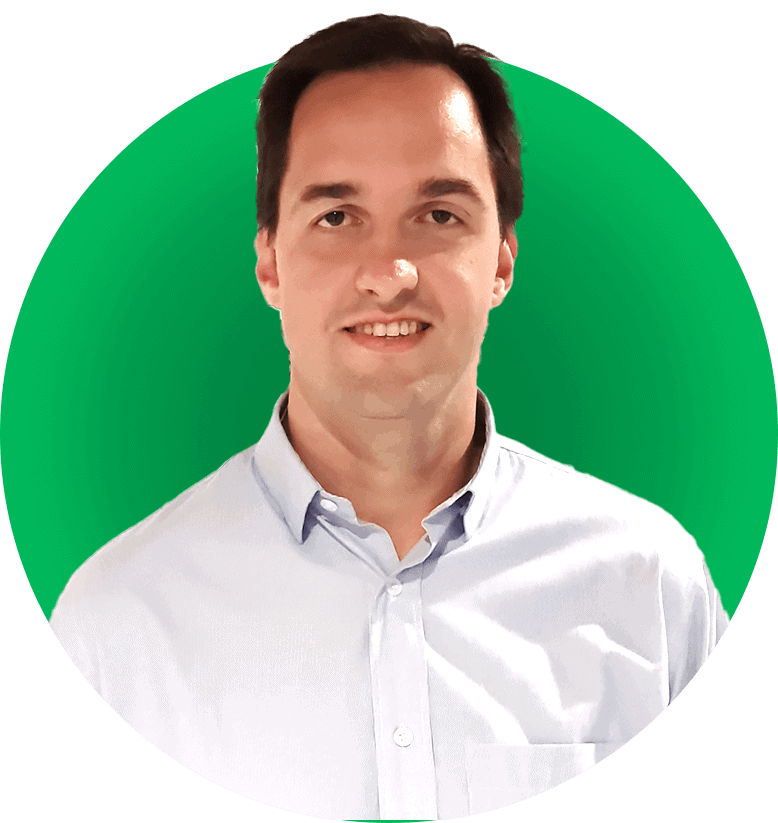 Profissional sorridente usando camisa branca representando serviços de consultoria tributária e fiscal, com foco em soluções fiscais digitais e inovação em gestão tributária.