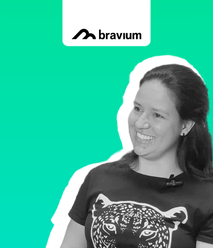 Gestora de projetos sorridente, promovendo soluções fiscais e tributárias com a plataforma Dootax, especializada em consultoria para negócios no Brasil.