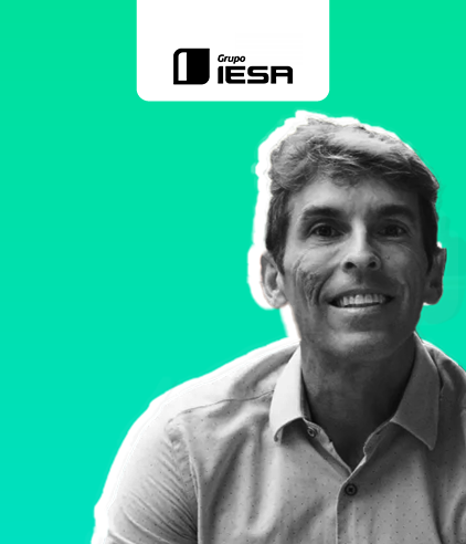 Especialista em tributação sorridente em ambiente renovado, representando serviços de consultoria tributária e gestão fiscal da Dootax, parte do Grupo IESA, para otimização fiscal empresarial.