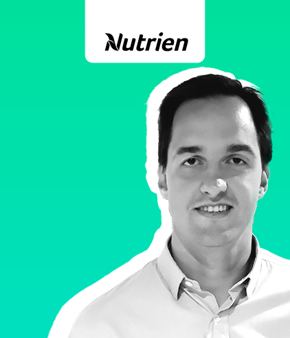 Profissional sorridente em fundo verde com logo Nutrien, promovendo soluções de fertilizantes.
