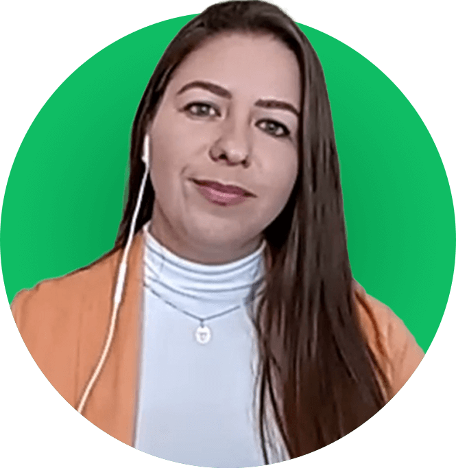 Profissional atendendo clientes de forma virtual com foco em serviços fiscais e tributários, promovendo soluções digitais eficientes para empresários, parceiros e colaboradores.