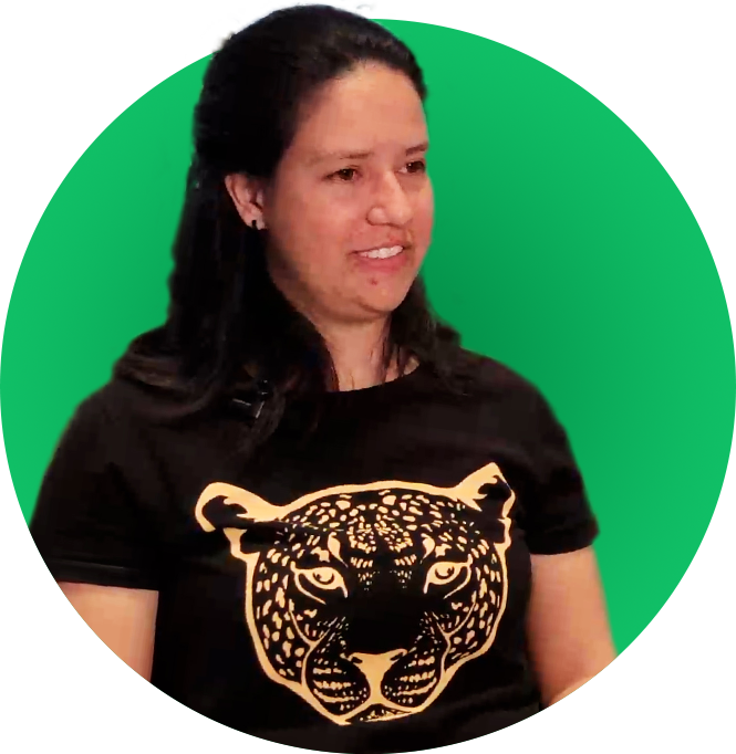 1. Mulher sorridente usando camiseta de onça, representando profissionalismo em gestão de impostos com Dootax.