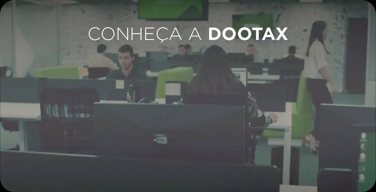 Profissionais em um ambiente de escritório moderno, promovendo soluções em tecnologia e gestão fiscal com Dootax, referência em serviços digitais para escritórios contábeis e empresas.