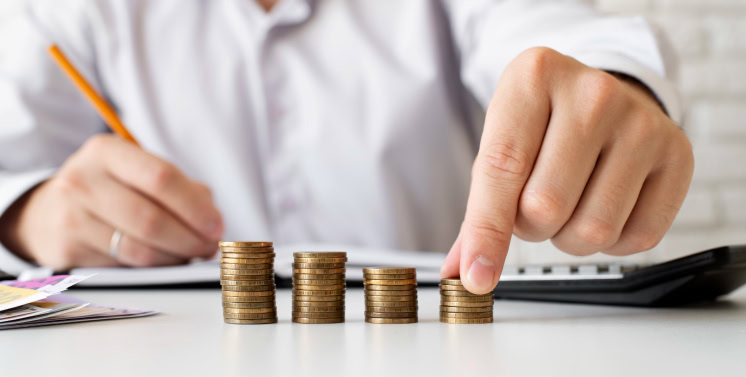 1. Pilha de moedas crescendo representando crescimento financeiro e gestão tributária eficiente com Dootax.