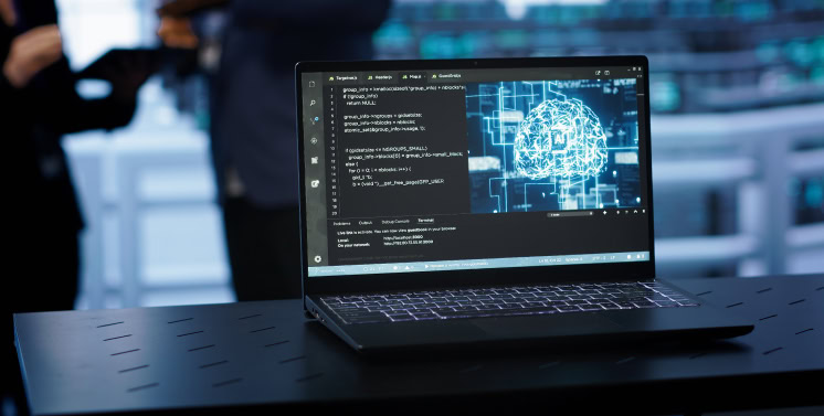 1. Laptop com código de programação e conceito de tecnologia de inteligência artificial, ênfase em inovação digital e automação para soluções empresariais.