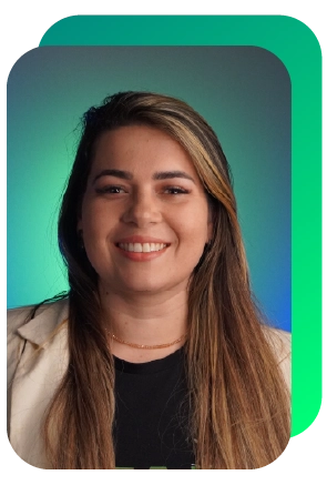 Sorria, mulher jovem com cabelo castanho claro, usando blusa preta e jaqueta bege, em fundo colorido que destaca a presença profissional e amigável para imagens de contato com clientes da Dootax.