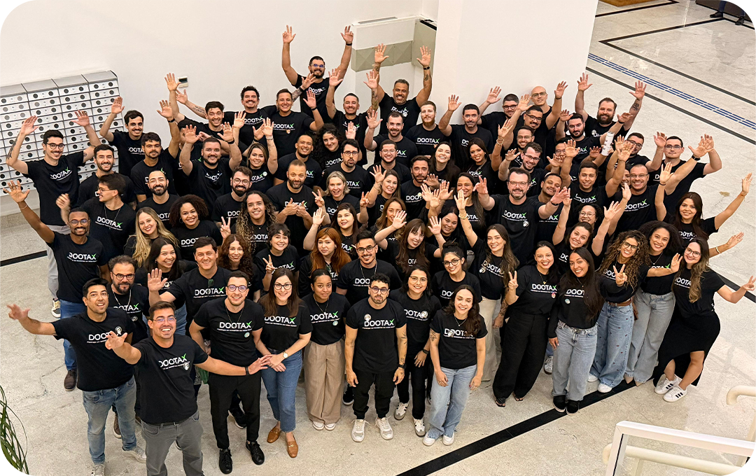 Dootax equipe de colaboradores reunida em evento corporativo, todos usando camisetas com a marca Dootax, demonstrando união e entusiasmo para oferecer soluções fiscais e tributárias eficientes para em.